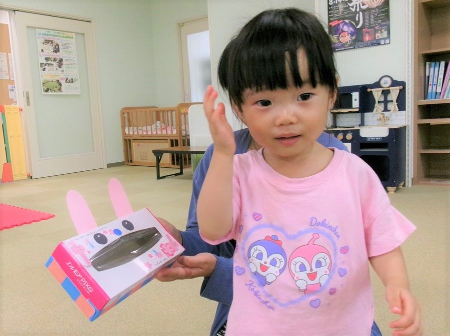 7月のとことこエンゼルで作った工作を見せる子どもの様子