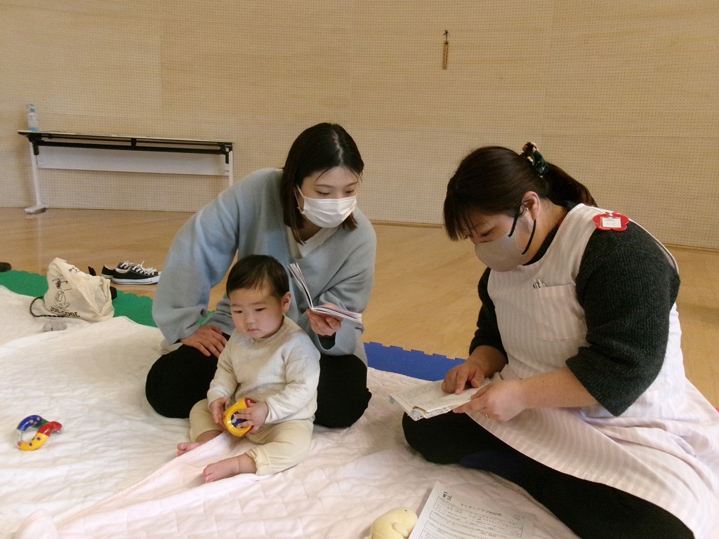 育児相談をする親子の様子