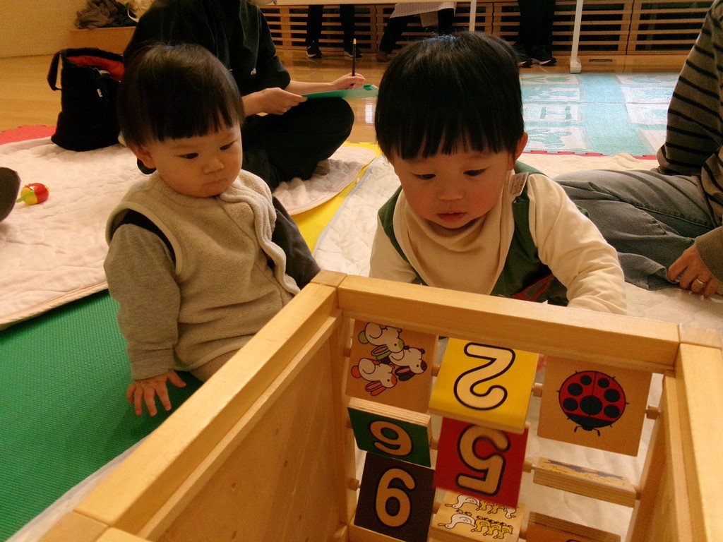 出張おひさまルームでおもちゃで遊ぶ子どもの様子