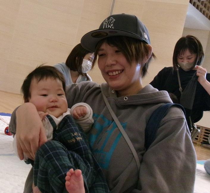 赤ちゃんを抱っこする母の写真