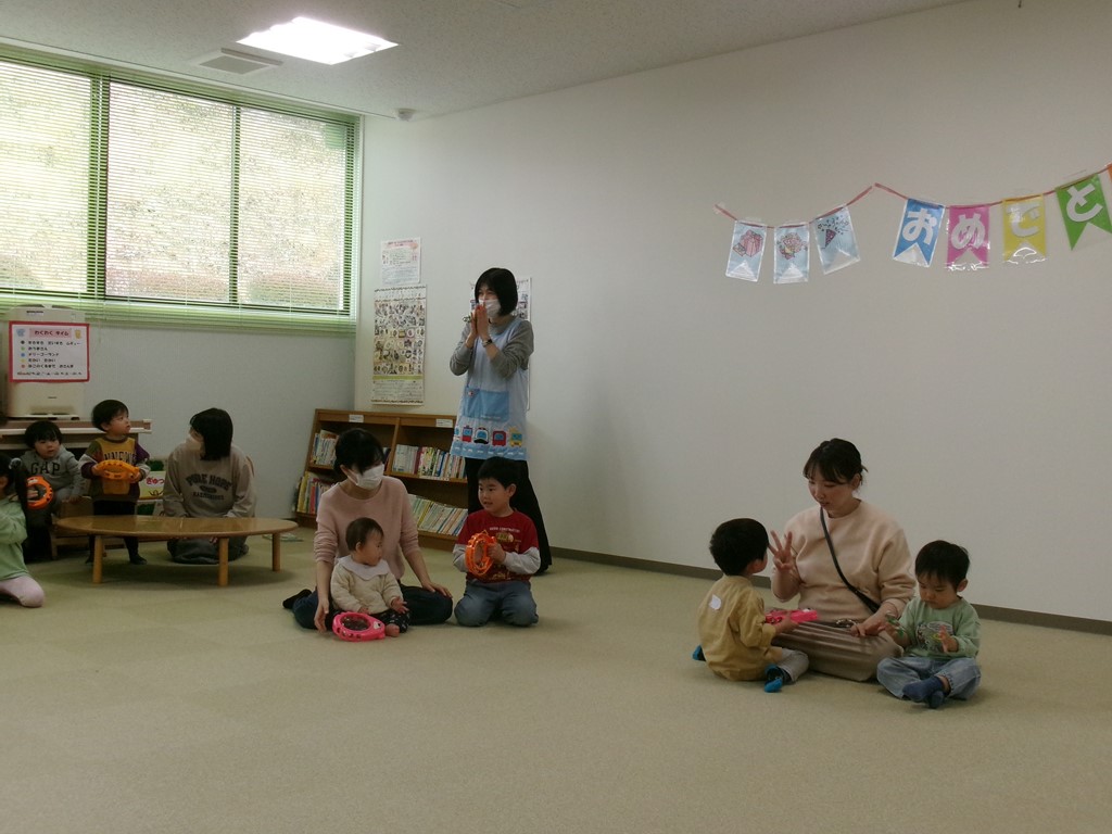 誕生日会で親子でタンバリンを演奏する様子