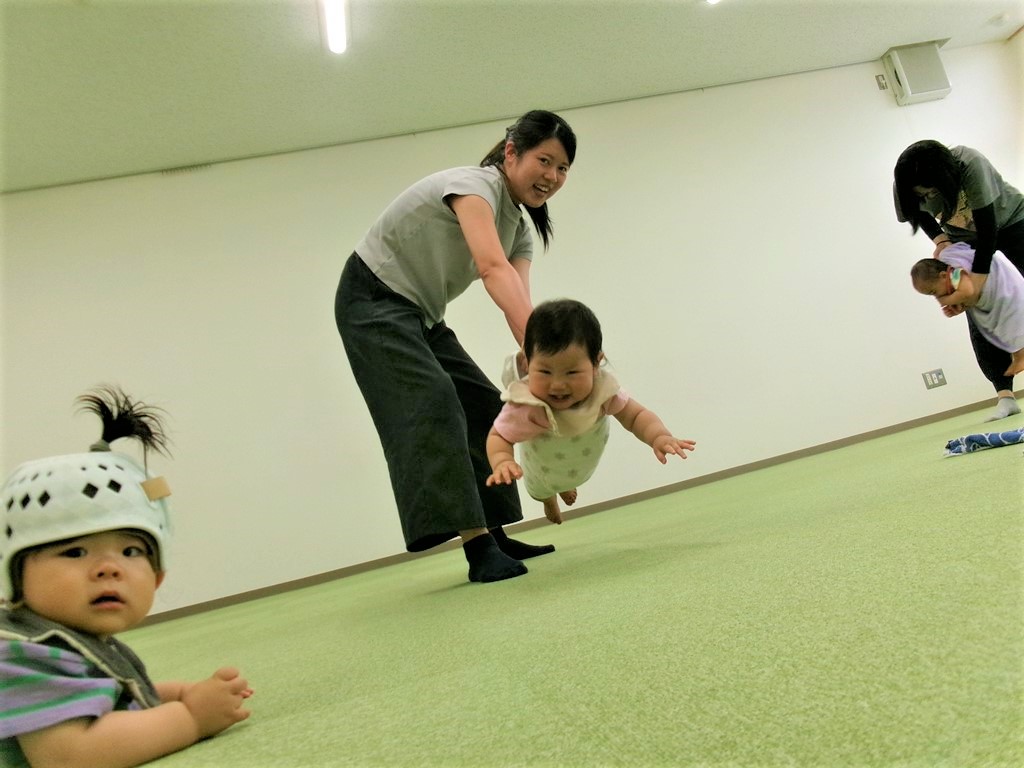 6月アタッチメントジムを楽しむ子ども