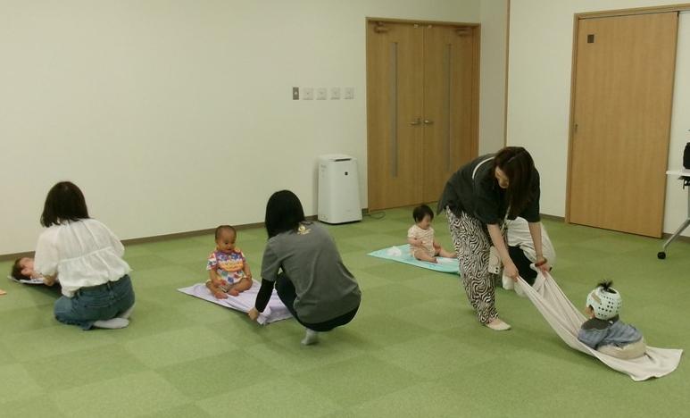 6月アタッチメントジムを楽しむ親子の様子
