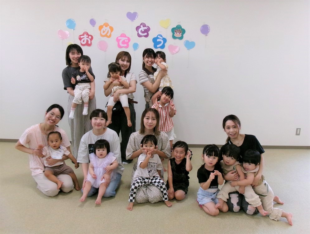 8月誕生日会に参加した親子の集合写真