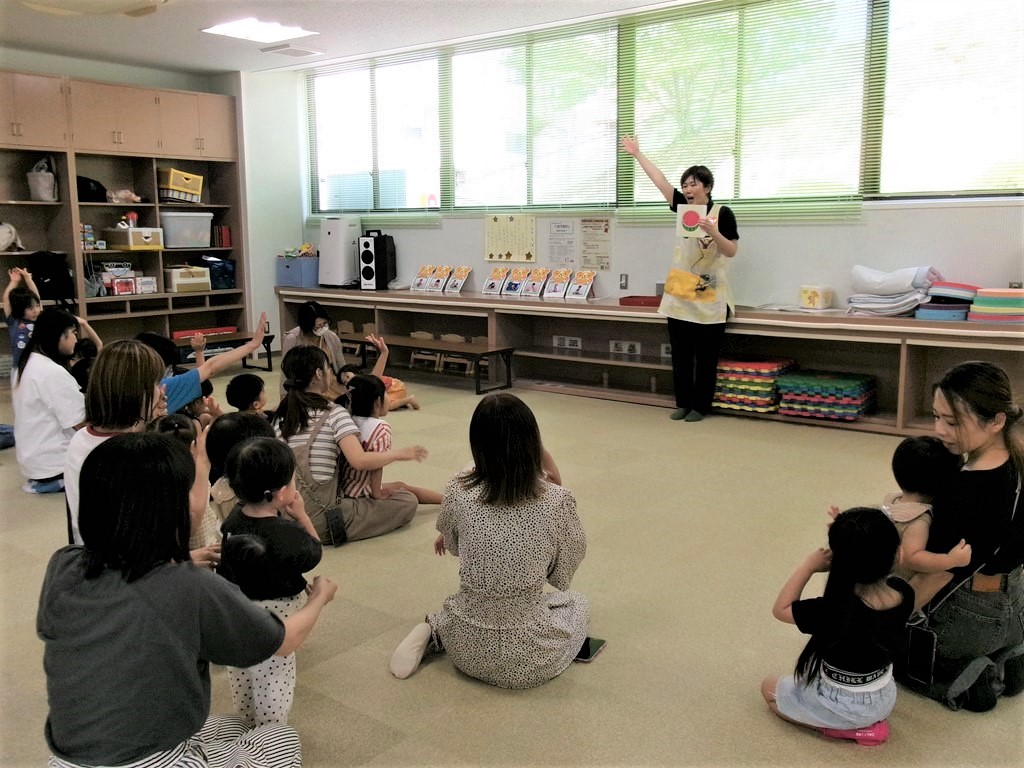 保育士の出し物を見る親子の様子