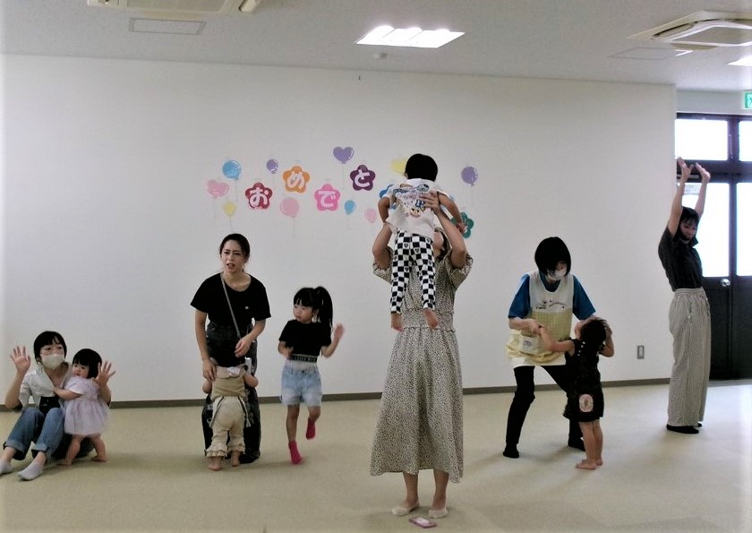 親子でうさぎちゃん体操をしている様子