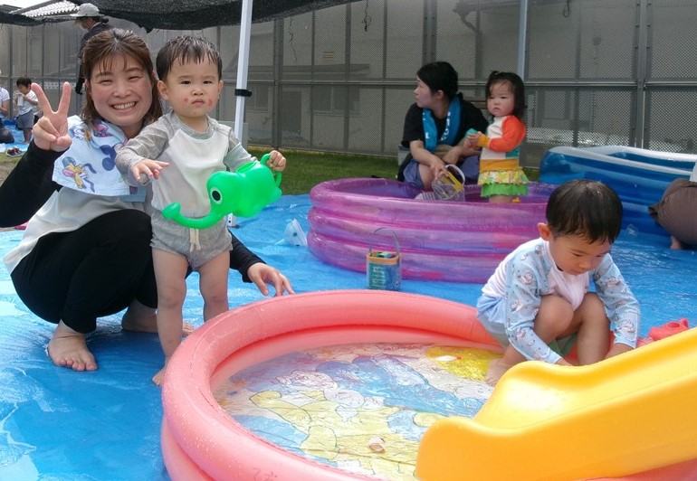 8月プールで遊ぶ親子の様子