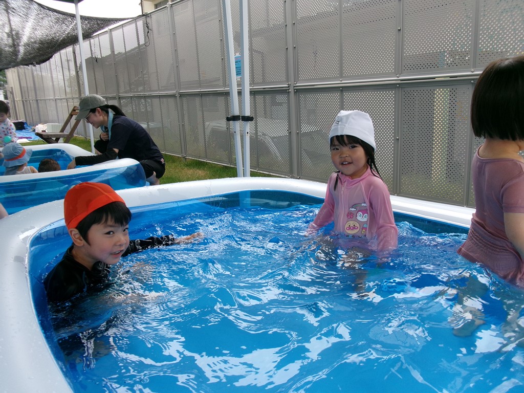 8月大きいプールで遊ぶ子供の様子