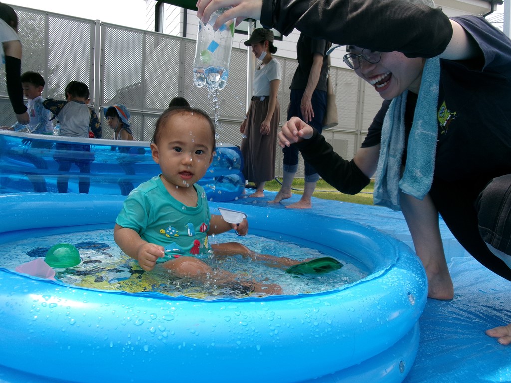 8月はじめてプールをする赤ちゃんの様子