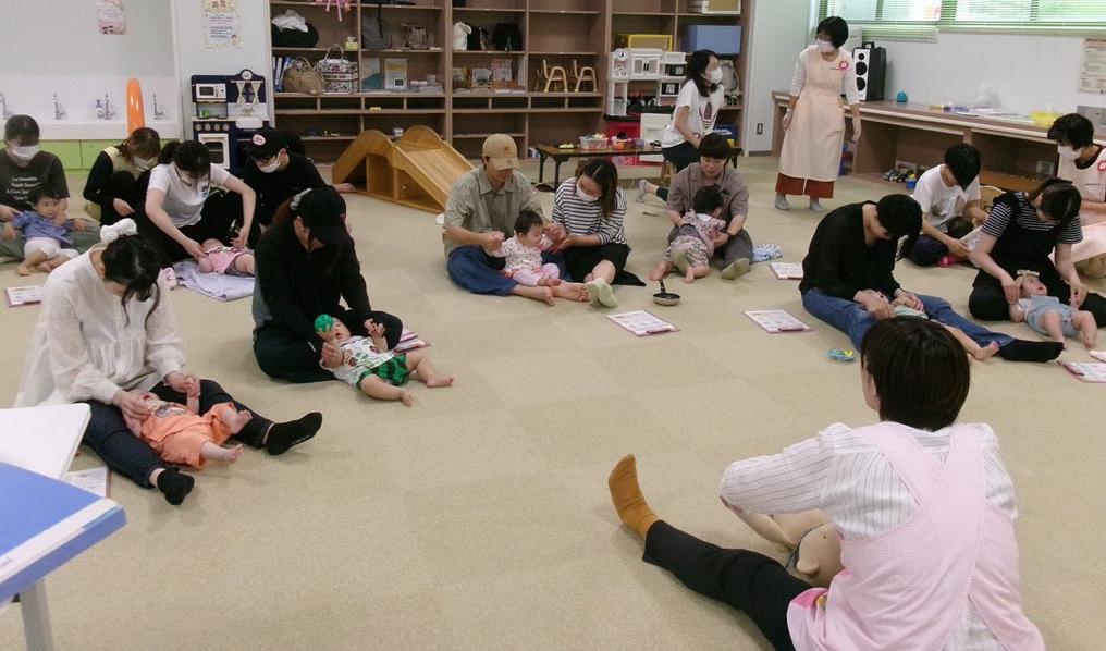 7月歯っぴー教室でお口の体操をする参加者の様子