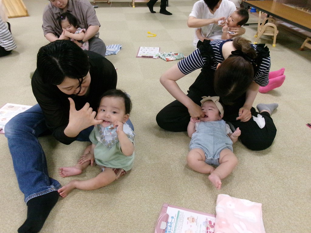 7月歯っぴー教室で子どものお口のマッサージをする親子の様子