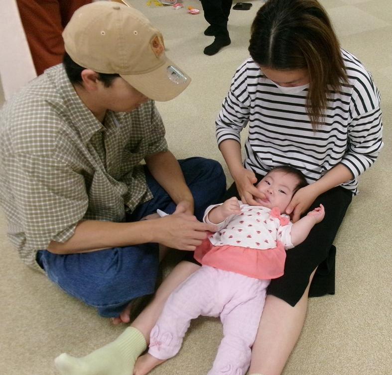 7月の歯っぴー教室で歯磨きの練習をする子どもと親の様子
