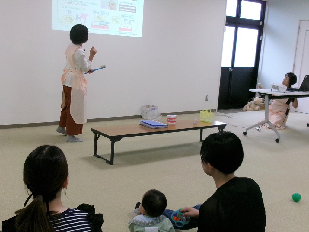 7月歯っぴー教室で歯科衛生士の話を聞く参加者の様子