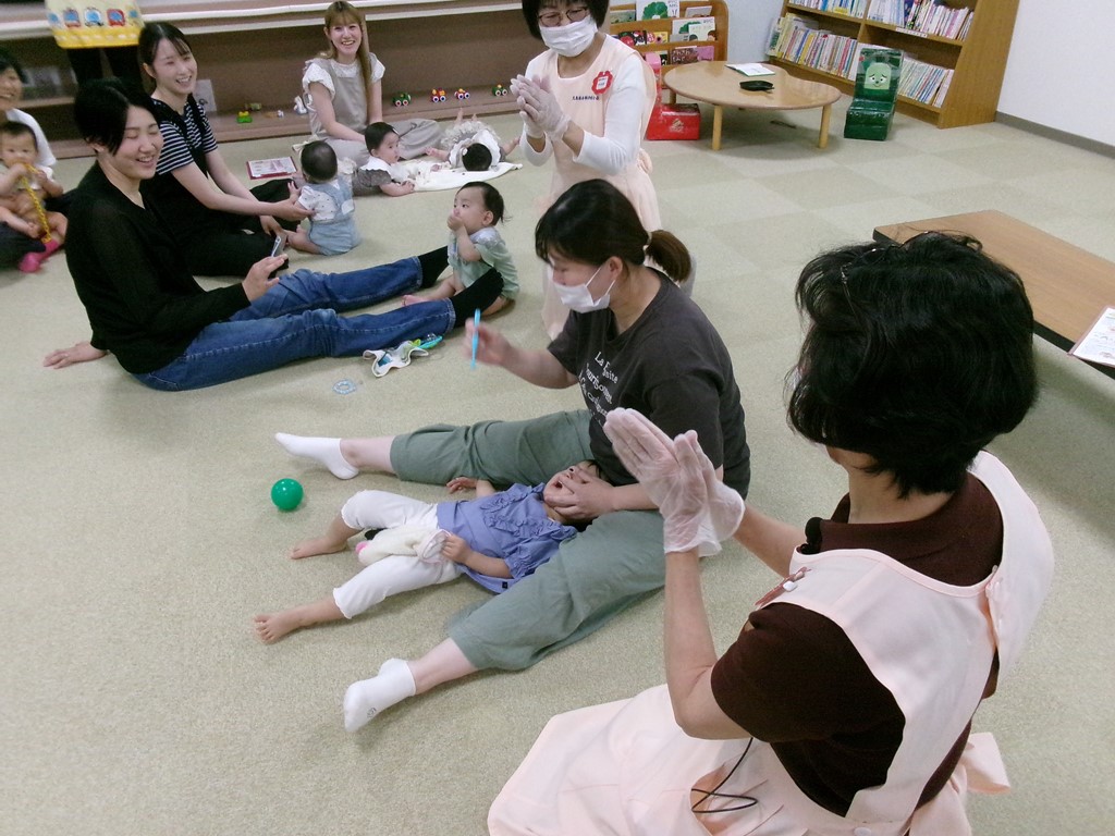 7月歯っぴー教室で歯科衛生士の助言を受ける参加者の様子