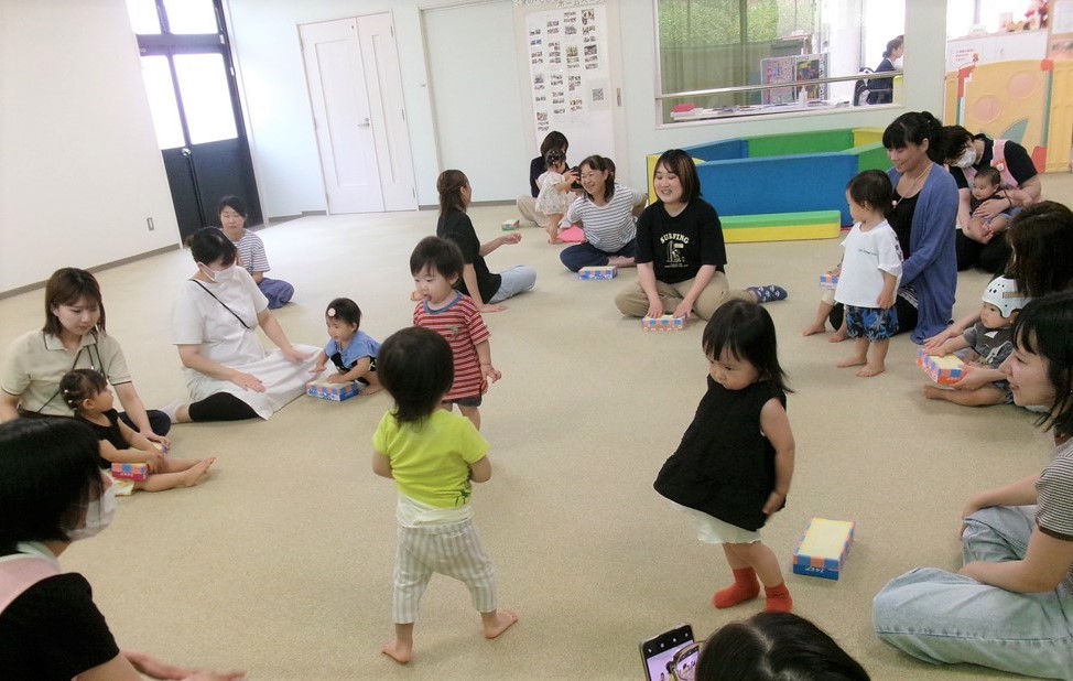 演奏する子どもを見る親子の様子