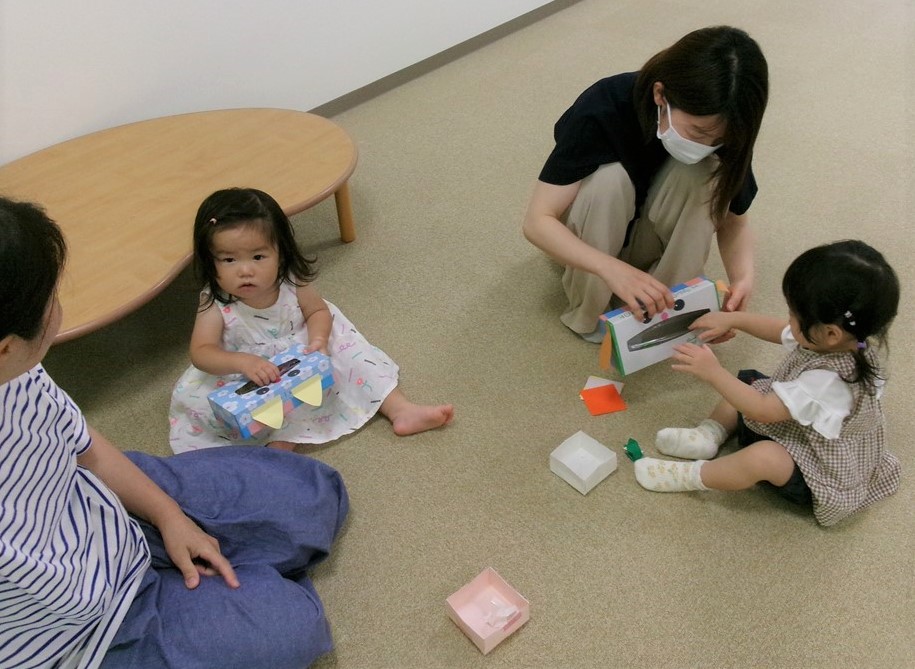 7月とことこエンゼルで工作をする子どもを見守る親の様子