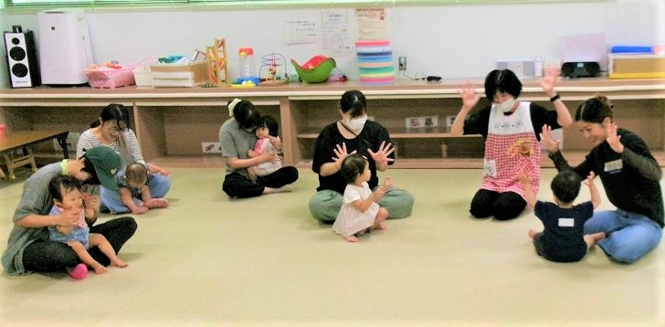 親子で手遊びをしている様子