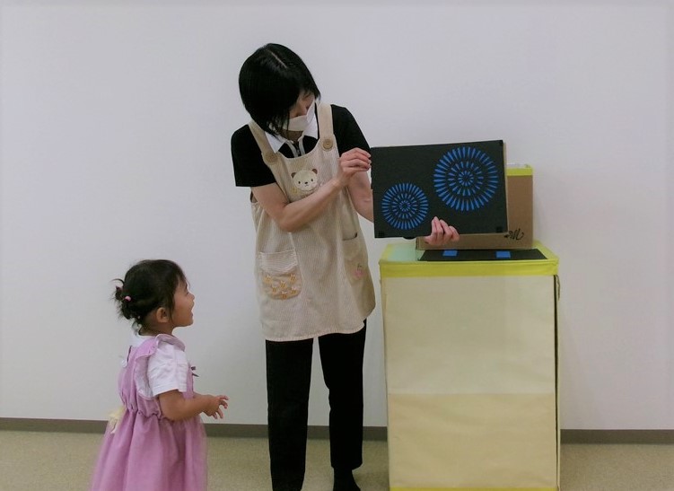 7月のうたとおはなしの広場に参加する親子の様子
