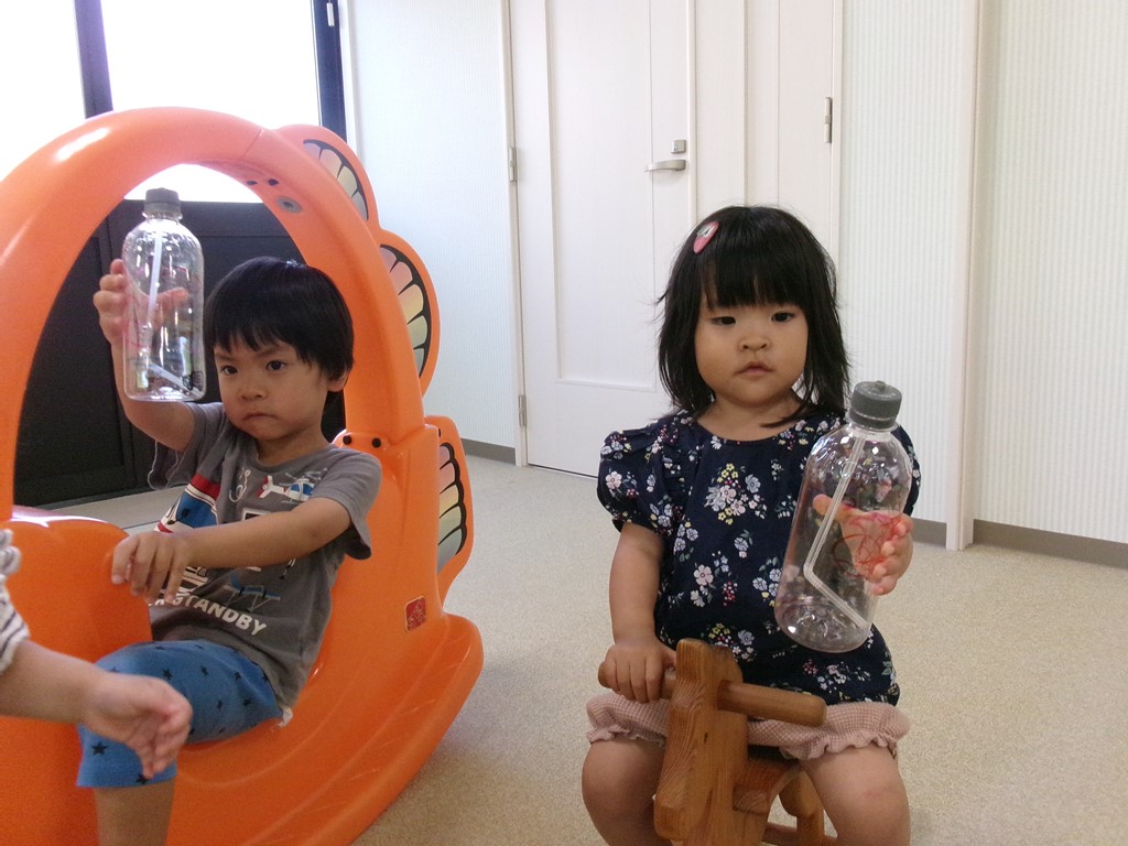 7月のうたとおはなしの広場で工作を見せる子どもの様子