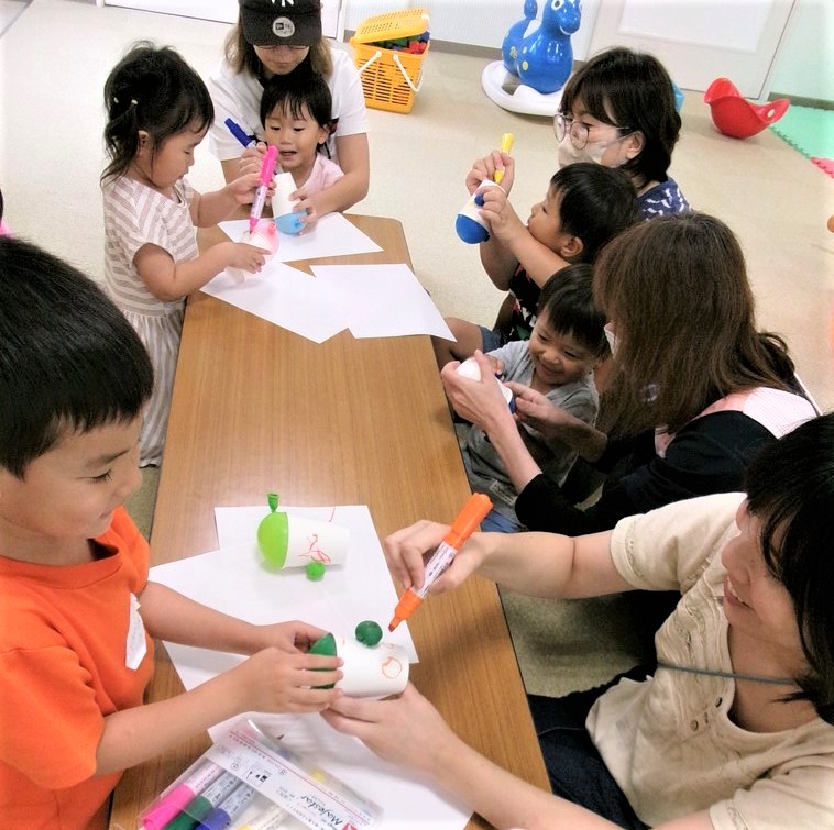 紙コップの工作「お鼻がぷくぷく」にお絵描きする親子の様子