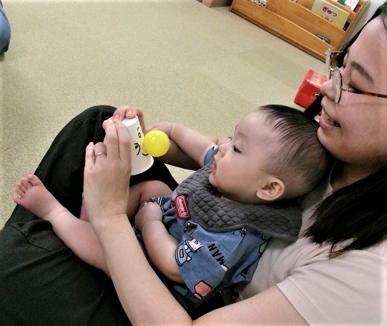 紙コップの工作「お鼻がぷくぷく」のお鼻から風船が膨らむ様子を見つめる男の子