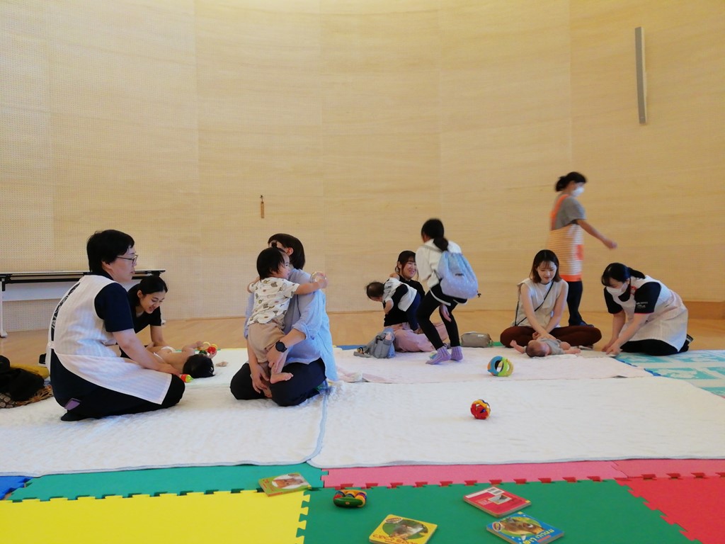 出張おひさまルームで相談をする親子の様子