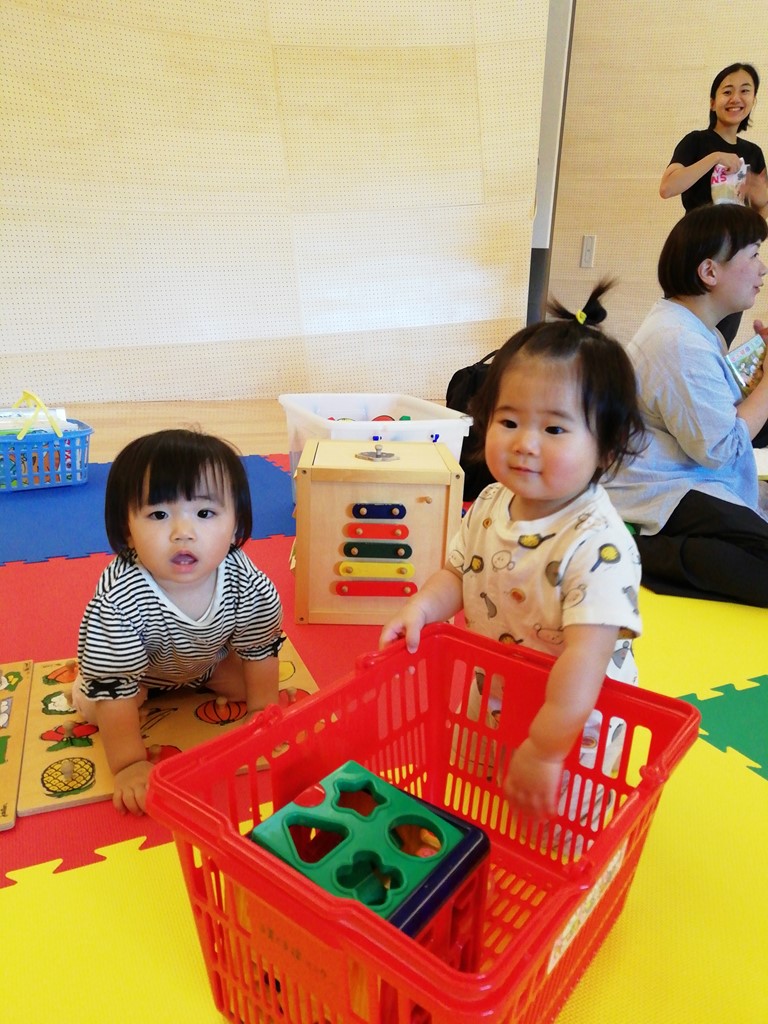 出張おひさまルームで遊ぶ親子の様子