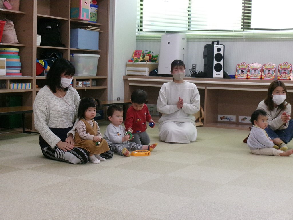 誕生日を参加者でお祝いする様子