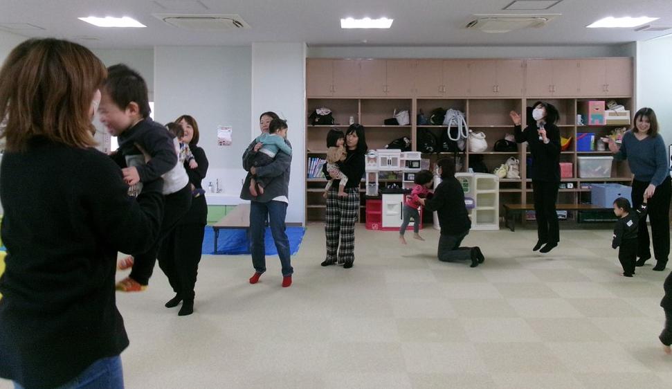 輪になって歩く親子の写真
