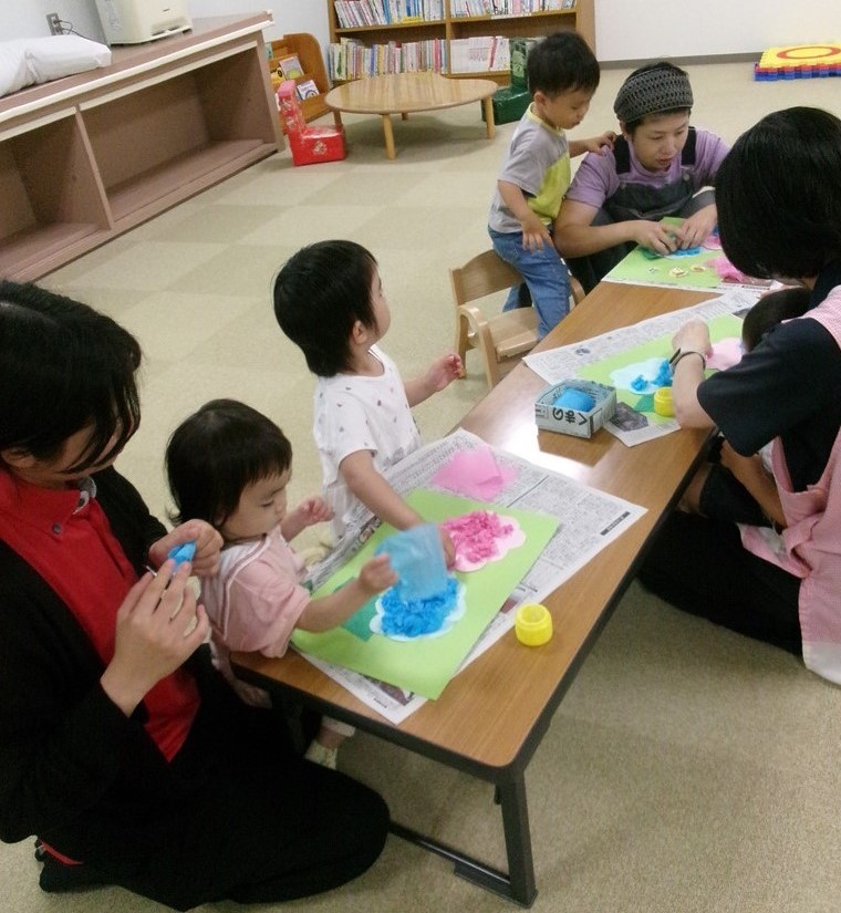 6月わくわくキッズで工作をする子どもを見守る母の様子