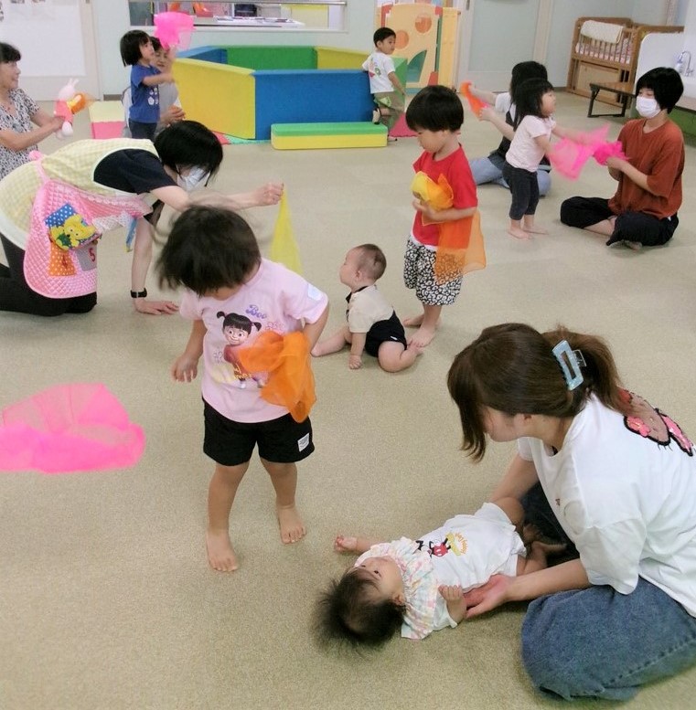 7月わくわくキッズで感覚遊びを楽しむ参加親子の様子