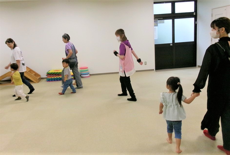 わくわくキッズで音楽に合わせて行進をする親子の様子