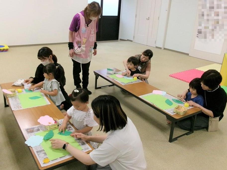 6月わくわくキッズで工作をする様子