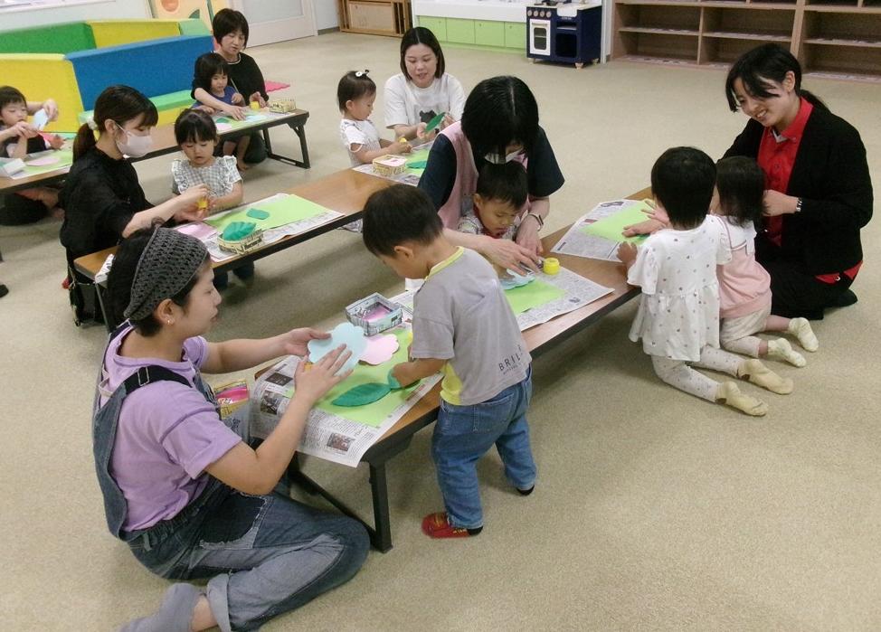 6月わくわくキッズで工作をする参加者の様子