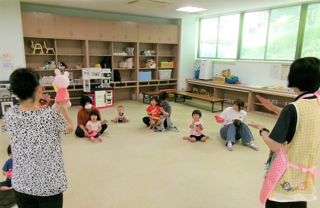 7月わくわくキッズでリトミックをする親子の様子