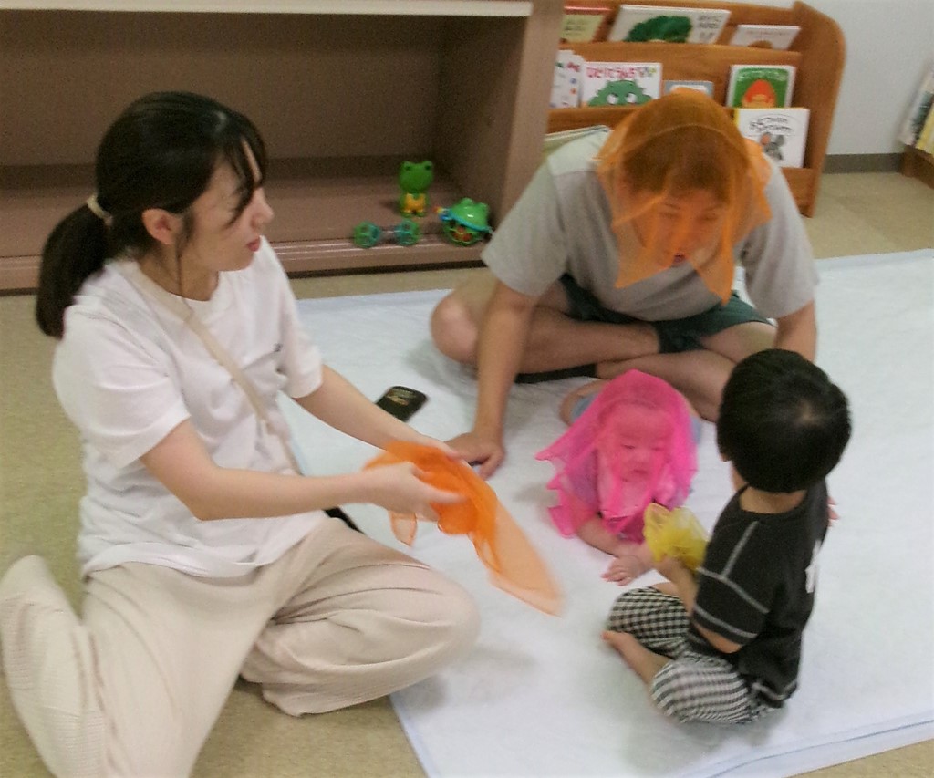 7月わくわくキッズに参加し親子4人で感覚遊びを楽しむ様子