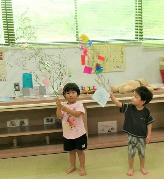 7月わくわくキッズで笹飾りを作成し、見せる子どもの様子