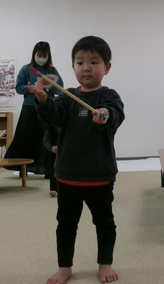 完成した製作物で遊んでいる写真