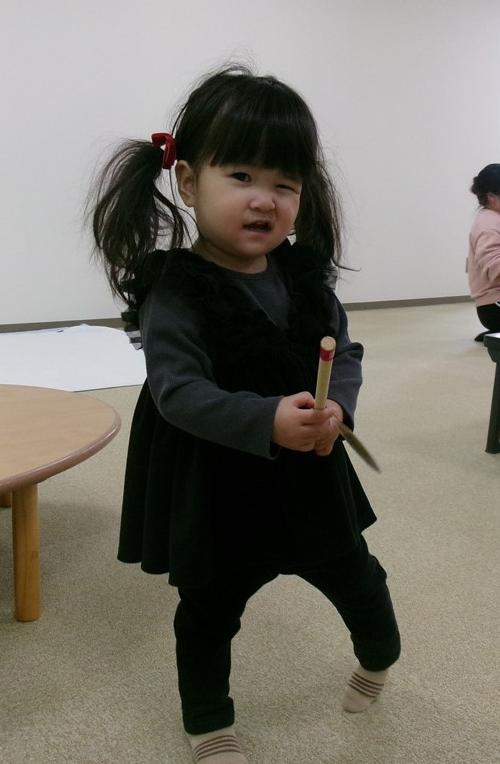 完成した製作物で遊んでいる女の子の写真