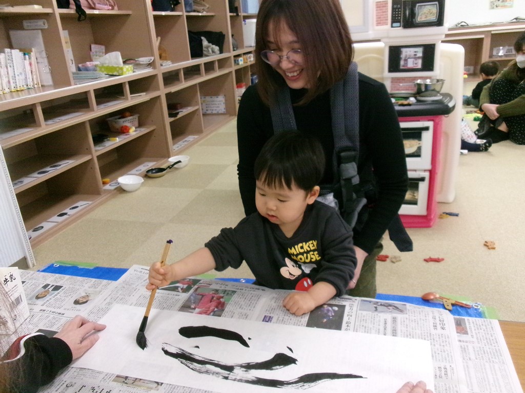 子どもが書道している写真
