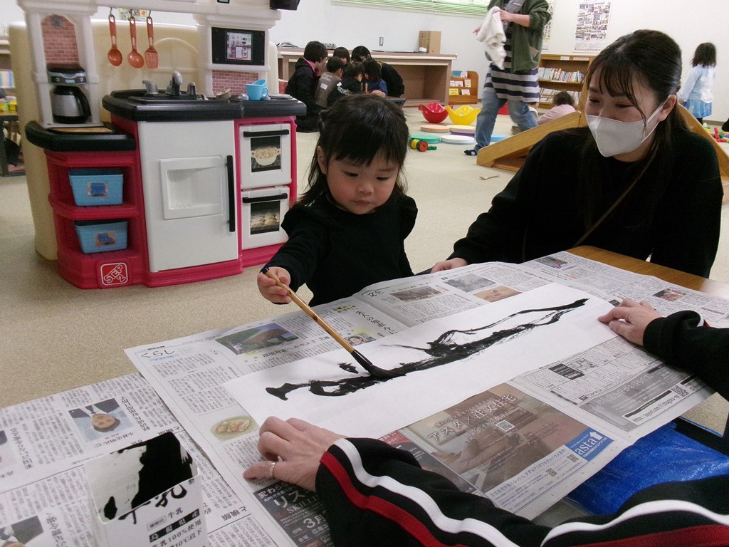 女の子が書道をしている写真
