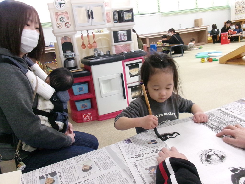 女の子がお母さんと製作している写真