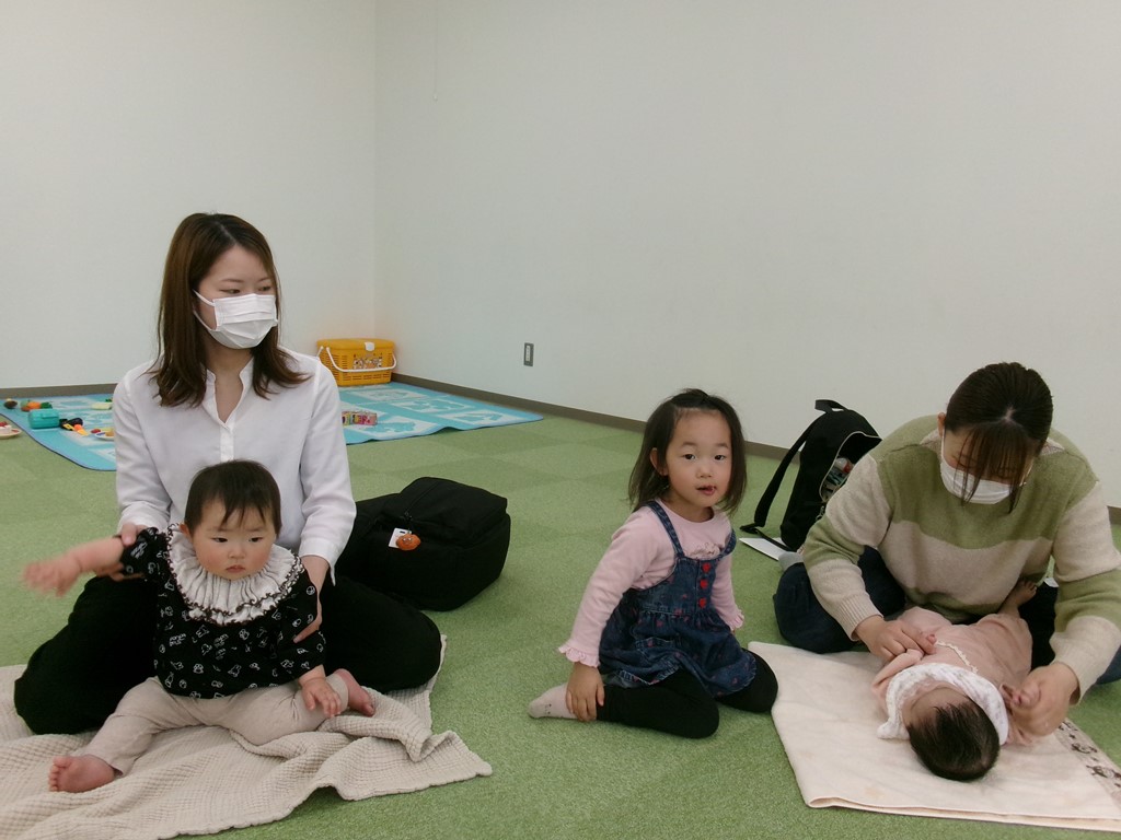 ベビーマッサージをしている親子の写真