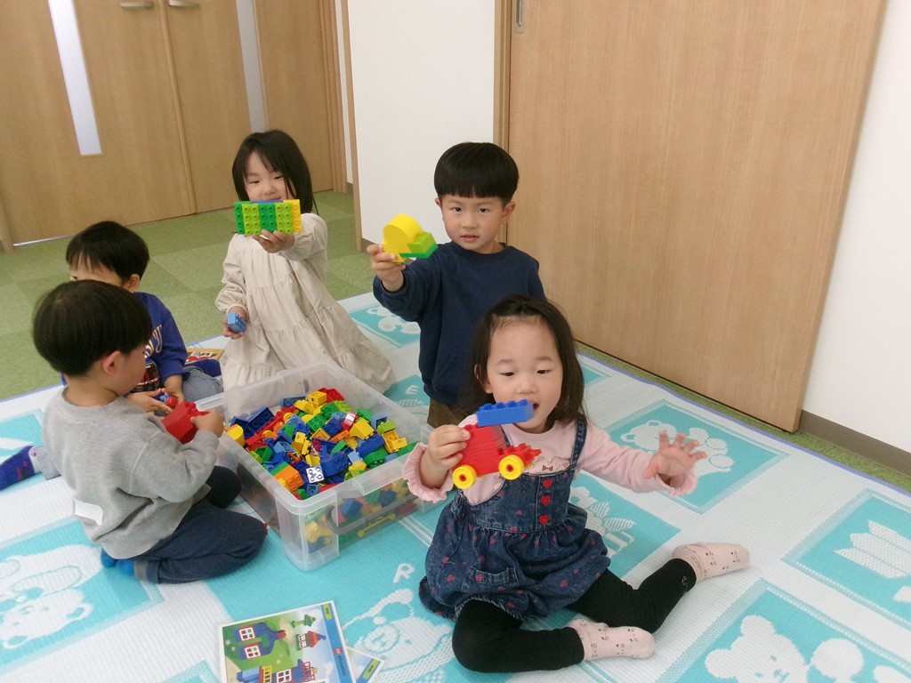 同室託児スペースで遊んでいる子供たち