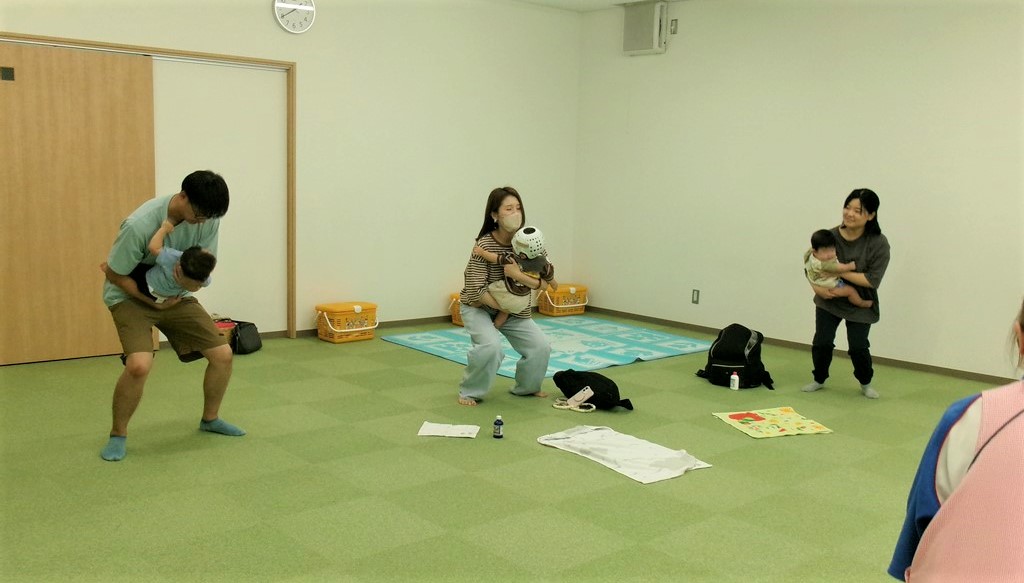7月親子体操をする3組の親子