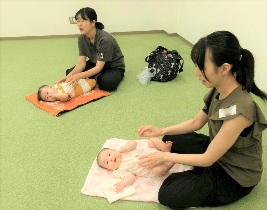 一緒にふれあい遊びをする2組の親子