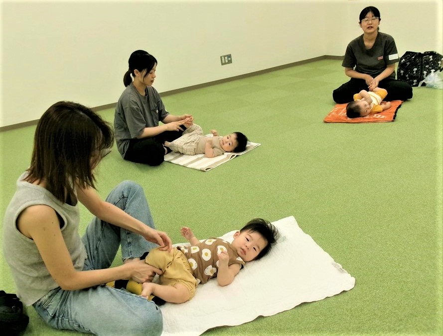 一緒にふれあい遊びをする3組の親子の様子