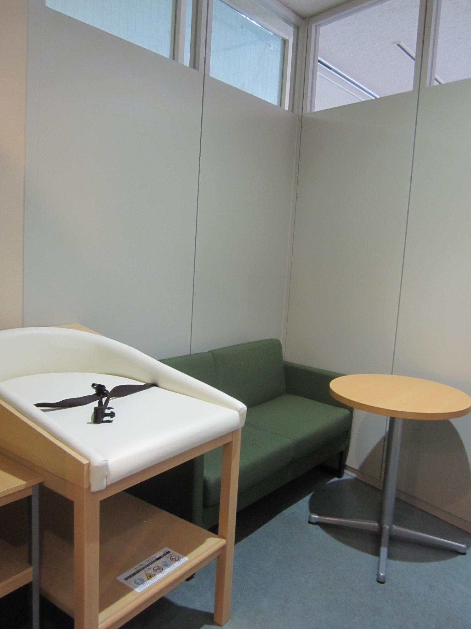 ソファやおむつ替え台が置かれた授乳室の写真