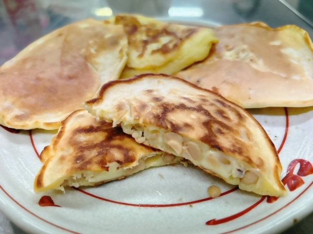 皿に豆の入ったホットケーキが乗せられている写真