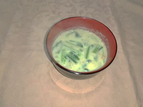 野菜入りのみそ汁がお椀によそわれている写真